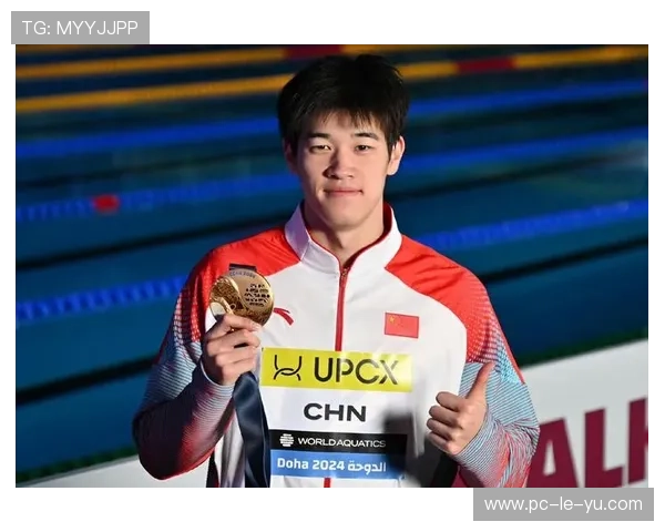 波波维奇与潘展乐泳池畔交换泳帽，高手间惺惺相惜展现体育精神。