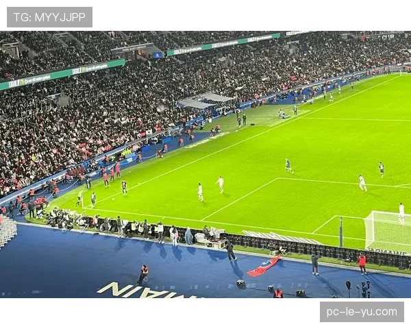 斯特拉斯堡对阵洛里昂，主队球迷因抗议管理层提前退场